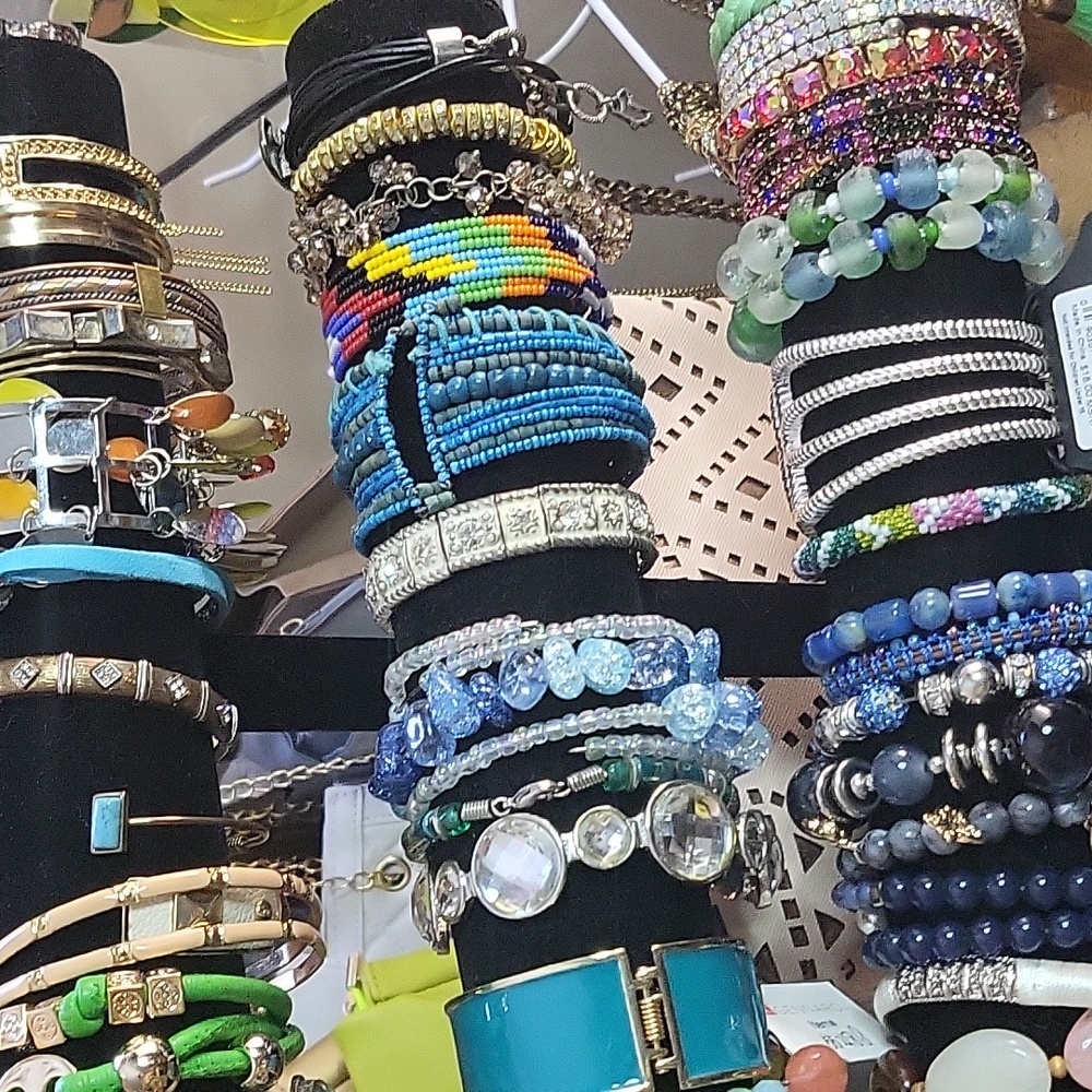 Like and Get notified Hats, accessories, handbags, and sunglasses. - Picture 3 of 5